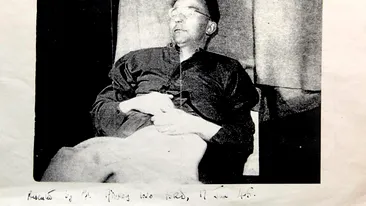 Cadavrul lui Himmler, la cateva secunde dupa ce s-a sinucis