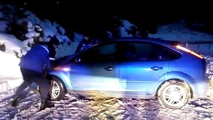 Turişti blocaţi cu maşina în zăpadă, tractaţi de jandarmii montani. Aveau un bebeluş cu ei!