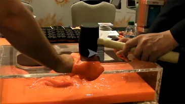 VIDEO Inventia care a salvat MILIOANE de telefoane mobile! Barbatul asta s-a lasat lovit cu ciocanul peste degete! Afla motivul