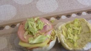 De-a dreptul scârbos! Ce a descoperit un elev într-un sandviş primit de la şcoală? A ajuns de urgenţă la spital