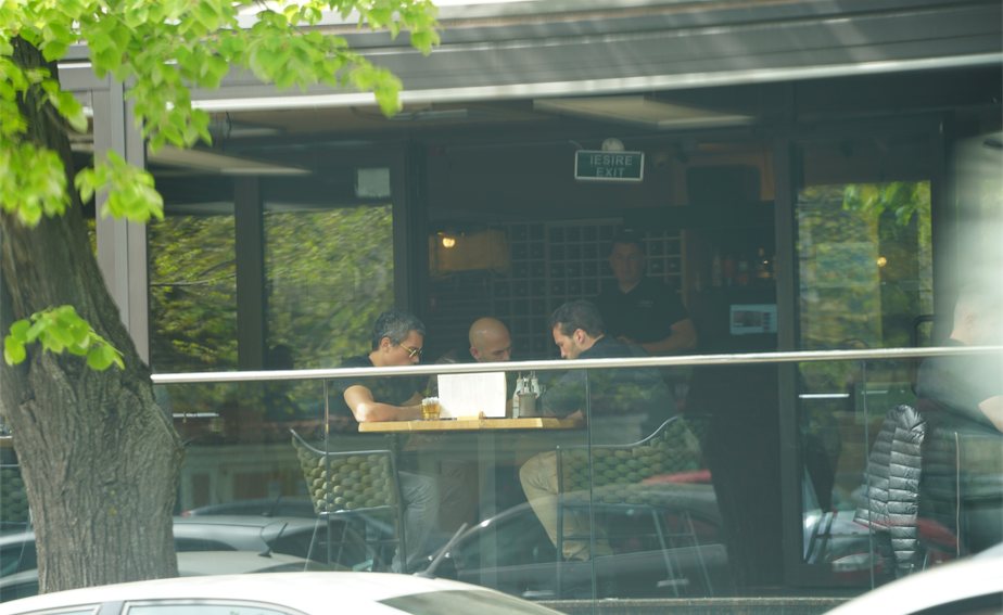 După ce au fost luați pe sus și duși la audieri, frații Tate se relaxează la restaurant  (Foto: CANCAN.RO)