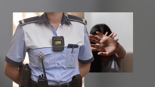 Polițist din Pitești, acuzat că ar fi racolat tinere prin metoda "loverboy". Bărbatul a fost dus la audieri