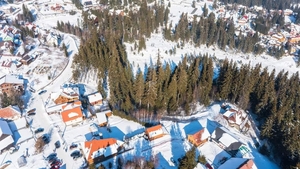 Stațiunea din România în care te simți fix ca în Laponia. Ai peisaje autentice de iarnă şi trasee cu câini Husky