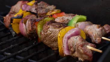 Destinaţia turistică TOP, frecventată de români, unde s-au descoperit frigărui din carne de câine! Nu este o glumă