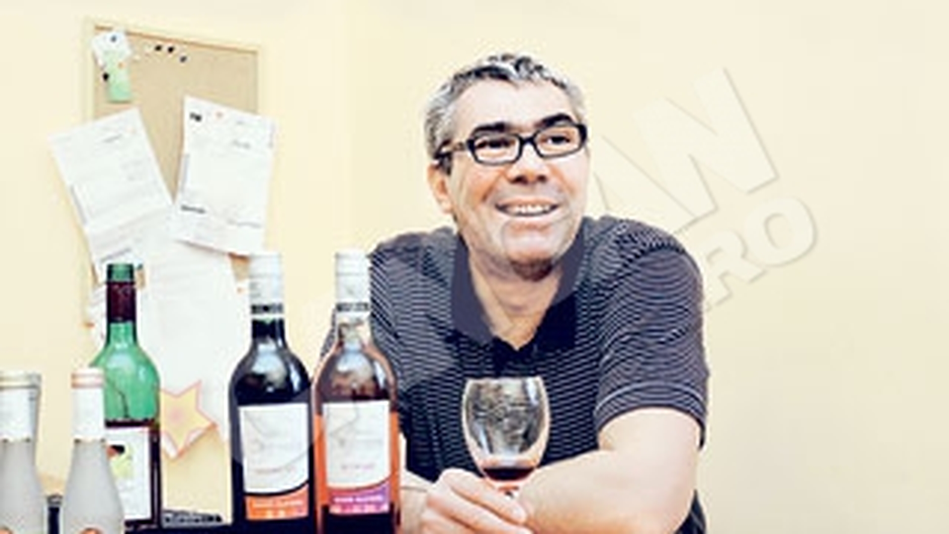 Cum s-a apucat un roman de un business "de fite": "Vand vin fara alcool din cauza unui accident!"