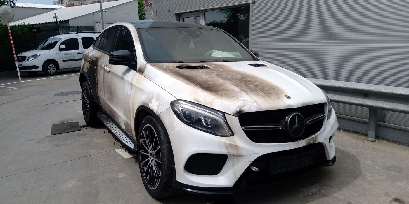Așa arăta bolidul de lux al fostei asistente TV, după ce a fost incendiat