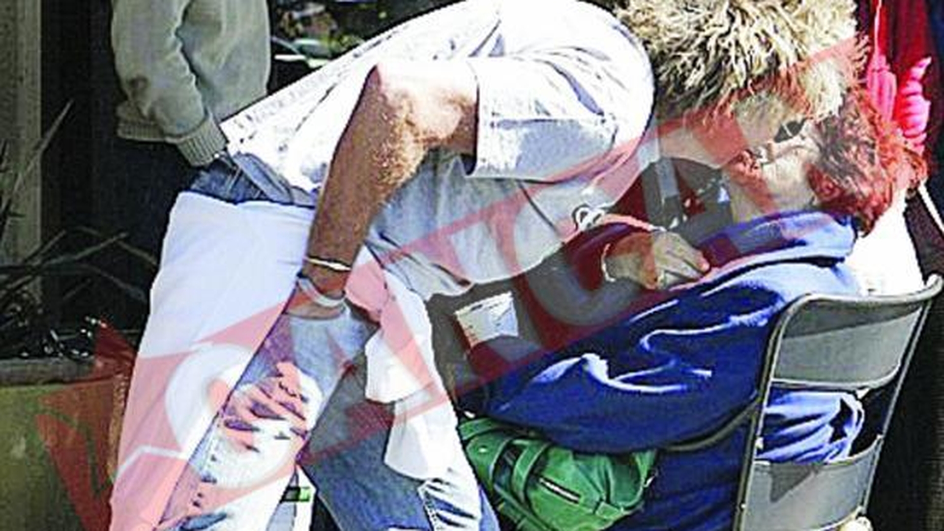 Rod Stewart se pupa pe gura cu fanele pensionare