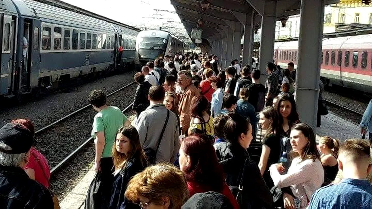 Nu mai sunt locuri în trenuri nici măcar în picioare! Veste tristă pentru românii care încă n-au plecat în minivacanța de 1 mai