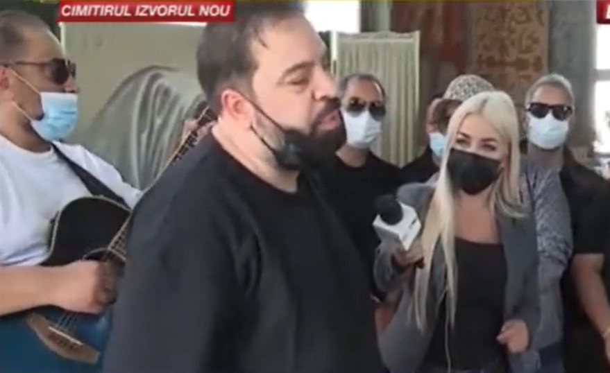 Florin Salam a interpretat cântece de jale la căpătâiul lui Ion Petrișor: “Pentru băieții lui, pentru nevasta lui”. Impresarul maneliștilor, condus pe ultimul drum astăzi | FOTO