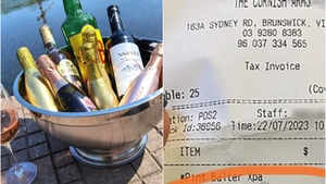 I-a cerut chelnerului să pună gheață în vin la restaurant, iar ce a urmat a șocat internetul. Mesajul pe care l-a primit pe nota de plată