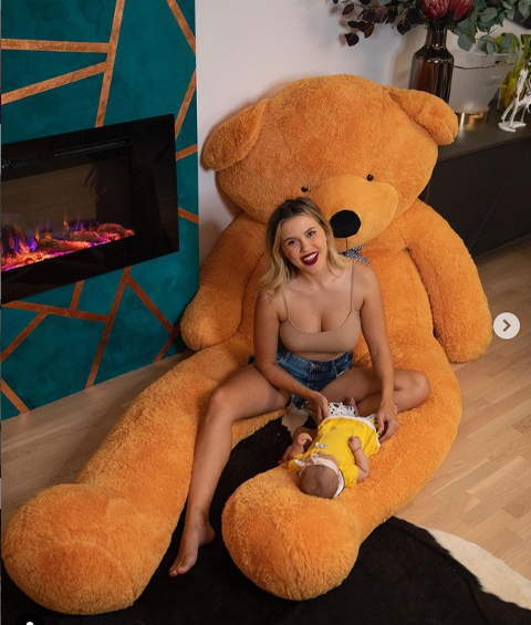 Emily Burghelea s-a îngălbenit toată! A ajuns la spital cu fetița ei: ”A rezistat eroic!”