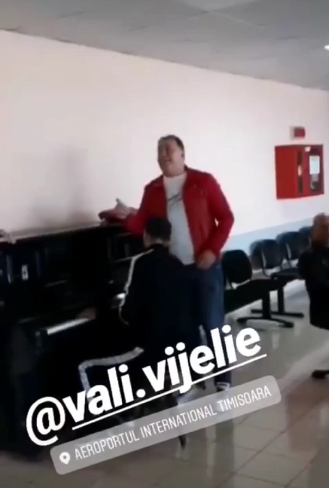 Vali Vijelie a făcut show în sala de așteptare a aeroportului din Timișoara