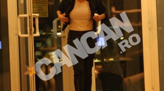 Simona Sensual, sampanie si comedie la bowling: baietii cu muschi i-au dat tarcoale, dar fara succes! Plictisit, unul a adormit cu capul pe masa!