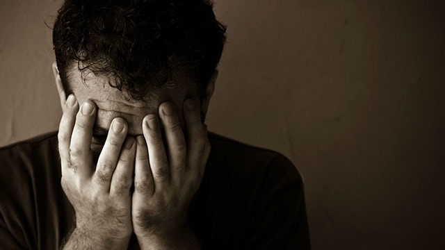 Un tânăr din Suceava este măcinat de îndoieli! O trădare i-a distrus încrederea în iubire