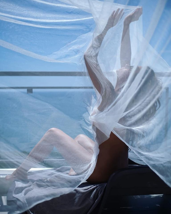 Anna Lesko, fotografiată complet goală în piscină! Doar o rochie transparentă îi acoperea corpul înainte să intre în apă