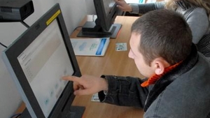 Fraudă la examenul de permis. L-au prins cu o cameră și microfoane lipite pe sub haine. Candidatul era la a patra încercare