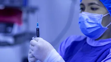 O asistentă din Cluj a avut o reacție alergică ușoară după vaccinarea împotriva virusului SARS-CoV-2: “Tip urticarian la nivelul extremității cefalice”