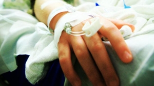 Dramă! O fetiţă de doi ani a murit strivită de o piesă de mobilier! Ajunsese în comă la spital