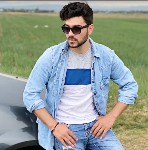 Asta le întrece pe toate! Ce a făcut un cunoscut artist român pe Facebook: ”Să mă invidieze toți tractoriștii!” S-a dezbrăcat și…