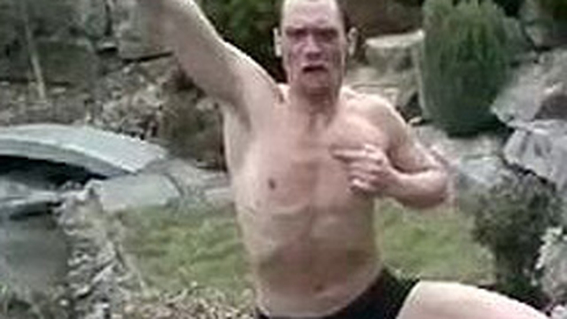 VIDEO Prostia doare tare! De ce nu e bine sa te arunci intr-o piscina inghetata! Uite-l cat este de iresponsabil si ai sa mori de ras!