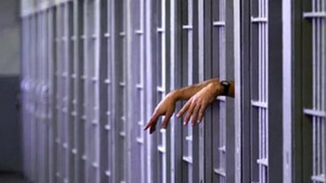 Un deţinut de la Penitenciarul Craiova s-a spânzurat de gratiile de la toaletă!