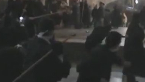 VIDEO S-au incins spiritele inainte de Craciun! Bataie cu maturi intre preoti in Biserica Nasterii Domnului din Betleem