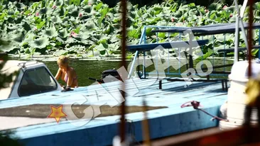 Simona Sensual s-a plimbat cu barca pe Lacul Snagov! A innebunit barbatii cu silicoanele ei imense, la filmari pentru o emisiune!