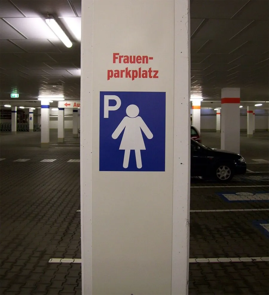 Au apărut locurile de parcare DOAR pentru femei.