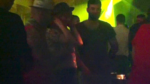Ha, ha, ha, ce caterinca! Smiley a ajuns omul de sacrificiu. Vezi aici cum face pe soferul pentru gasca sa, la plecarea din club