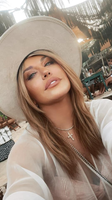 Loredana Groza, surprinsă într-un body sexy, transparent în vacanța de la munte! Reacțiile amuzante ale fanilor: “Ești fierbinte ca iadul”
