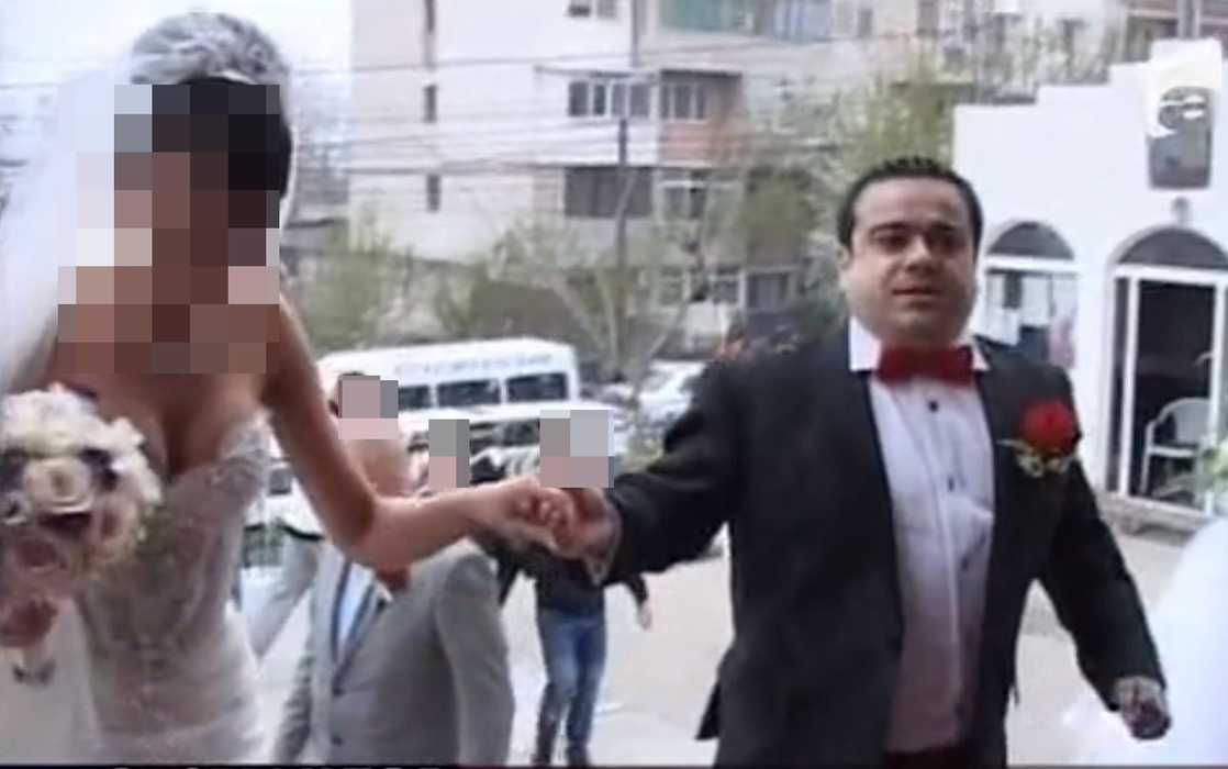 Adrian Minune, alături de mireasă, la nunta lui Pitbull (foto: captură Antena1)