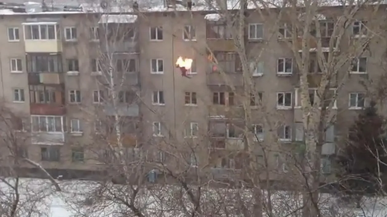 Metoda inedita de distractie! Vezi ce pateste un tanar dupa ce isi da foc si se arunca de pe un bloc!