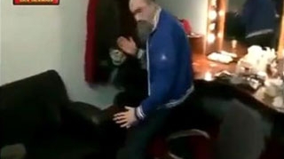 VIDEO O femeie "ia somn" dupa ce trezeste  un distrus care se da karatist!