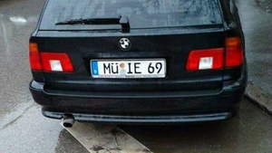 Numărul de înmatriculare care atrage atenţia tuturor. E absolut real, dar are o conotaţie ”deosebită” în limba română!