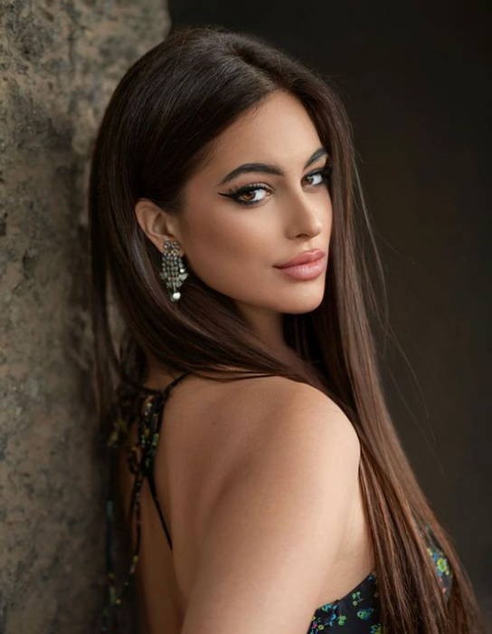 Eva Zaharescu, o tânără super-sexy