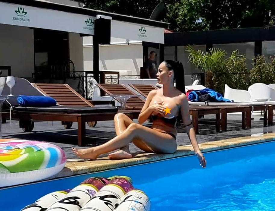 Sexoasa brunetă de la ”Insula iubirii” a încins atmosfera la o piscină din București