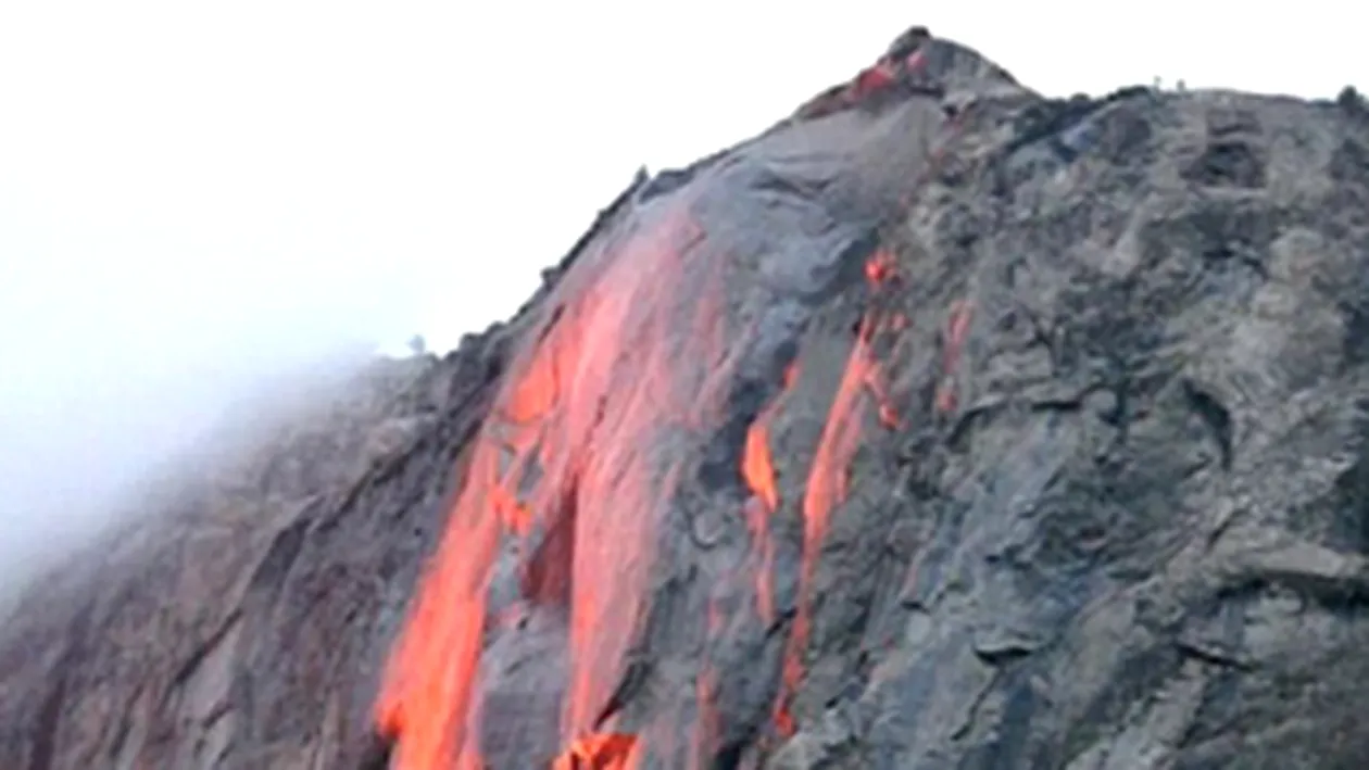 Un fenomen extrem de rar transfoma apa unei cascade in lava! Imagini spectaculoase!