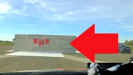 Cum arată un accident la 150 km/h. BMW lovește de un perete de beton - VIDEO