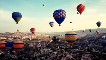 Tragedie în faimoasa Cappadocia! Două baloane cu aer cald s-au prăbușit. O persoană a murit, iar 31 au fost rănite