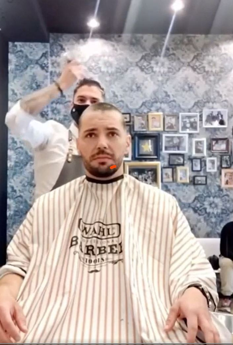 Un frizer, gest impresionant în fața unui client diagnosticat cu temutul cancer! Cum a reacționat bărbatul când a văzut că bărbierul se tunde la zero | VIDEO