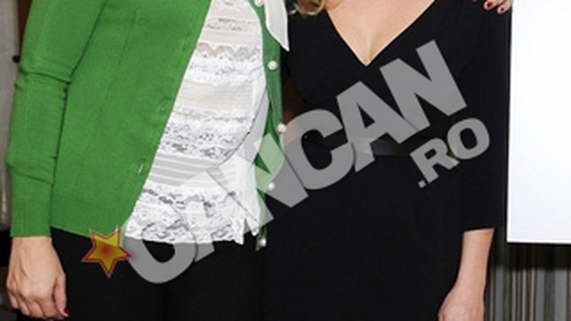 Fotografia care a nascut o mie de dileme: care dintre cele doua dive crezi ca e gravida, Andreea Marin sau Reese Witherspoon? Burtica o da de gol!