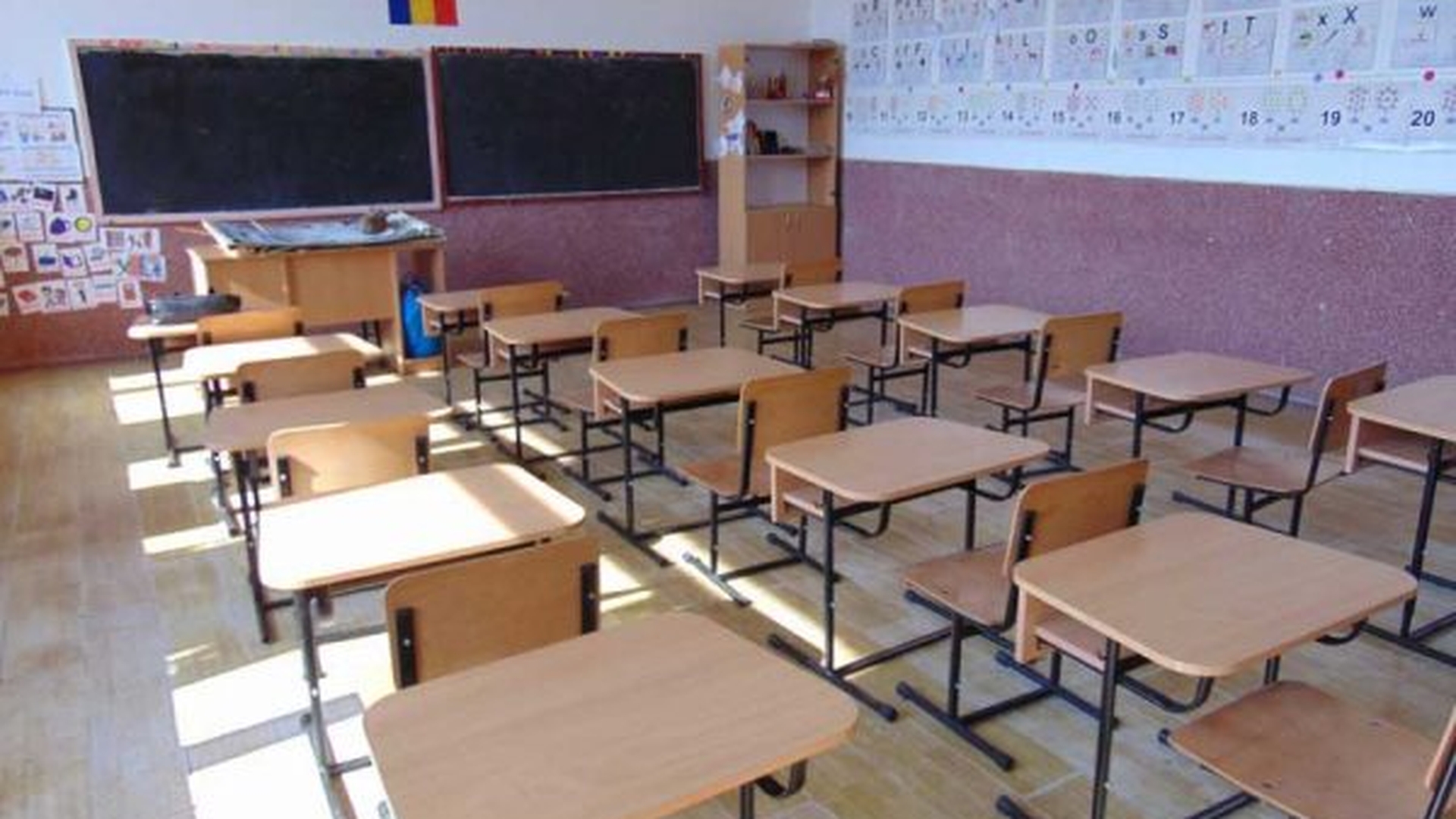 Un elev din Ploiești s-a dezbrăcat în clasă, apoi și-a agresat colegii
