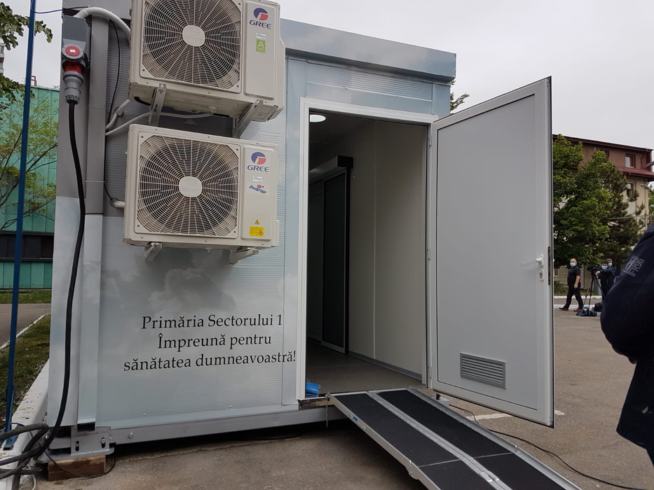 Computerul Tomograf se află pe o platformă, fiind mobil și putând fi montat foarte ușor
