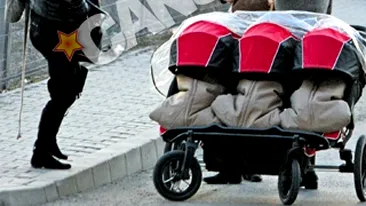 O poza cat o jumatate de strada! Soferi, feriti-va, trec tripletii Nicoletei Luciu! Caruciorul n-are loc pe trotuar!