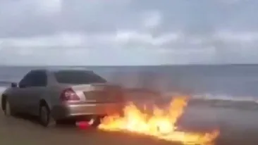Un român și-a dat foc la mașină pentru a aduna like-uri pe Facebook!