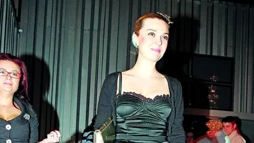 Crina Matei se da cu rolele noaptea, in Herastrau