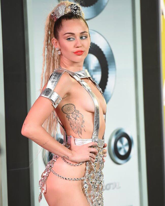 Imagini de infarct! Miley Cyrus a pozat complet goală