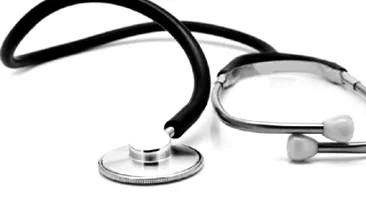 Un medic s-a enervat in timpul operatiei si i-a dat un pumn in fata anestezistului