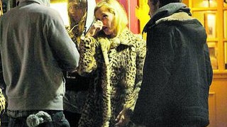 Fata lui Mick Jagger se drogheaza in public
