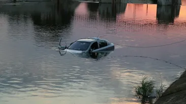 Un tânăr de 29 de ani a plonjat cu mașina de lux în Dâmboviţa, de pe podul de la Timpuri Noi